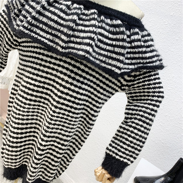 Плетена дамска рокля на райе с паднали ръкави в черно-бял цвят