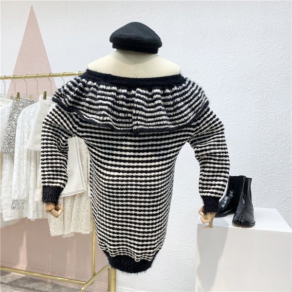 Плетена дамска рокля на райе с паднали ръкави в черно-бял цвят