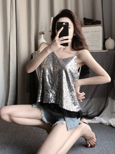 Широк елегантен потник с пайети и тънки метални презрамки в сребрист и черен цвят