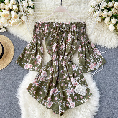 Kelių spalvų modernus moteriškas kombinezonas apnuogintais pečiais ir gėlių raštu