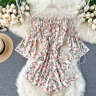 Kelių spalvų modernus moteriškas kombinezonas apnuogintais pečiais ir gėlių raštu