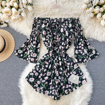 Kelių spalvų modernus moteriškas kombinezonas apnuogintais pečiais ir gėlių raštu