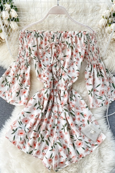 Kelių spalvų modernus moteriškas kombinezonas apnuogintais pečiais ir gėlių raštu