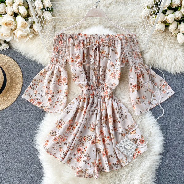 Kelių spalvų modernus moteriškas kombinezonas apnuogintais pečiais ir gėlių raštu