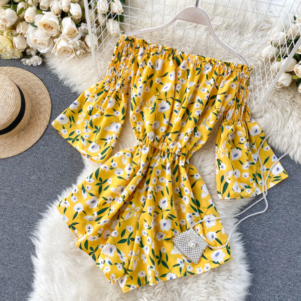 Kelių spalvų modernus moteriškas kombinezonas apnuogintais pečiais ir gėlių raštu