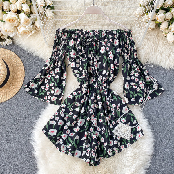 Kelių spalvų modernus moteriškas kombinezonas apnuogintais pečiais ir gėlių raštu