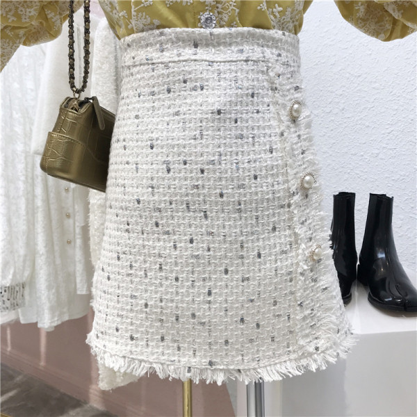 Актуална дамска зимна пола с висока талия, ресни и копчета в черен и бял цвят