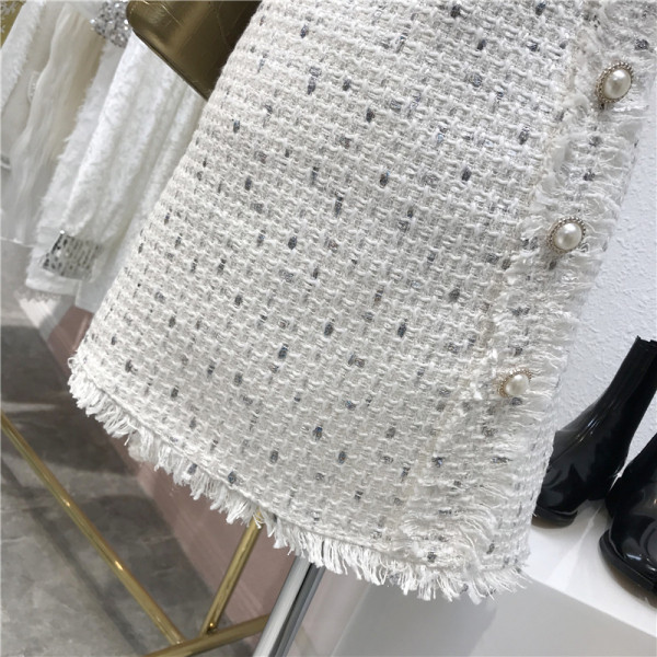 Актуална дамска зимна пола с висока талия, ресни и копчета в черен и бял цвят