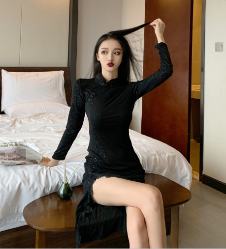 Къса вталена рокля с цепка в черен цвят с лъскав ефект и дантела