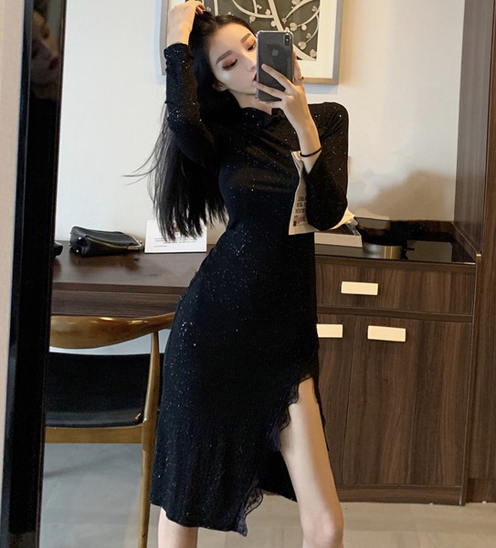 Къса вталена рокля с цепка в черен цвят с лъскав ефект и дантела