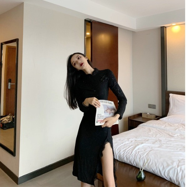 Къса вталена рокля с цепка в черен цвят с лъскав ефект и дантела