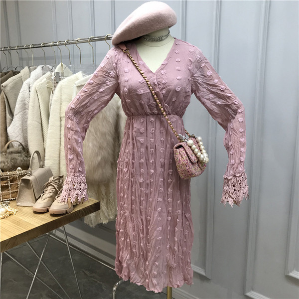 Модерна дамска рокля с V-образно деколте и дантела на ръкавите в черен, розов и бял цвят