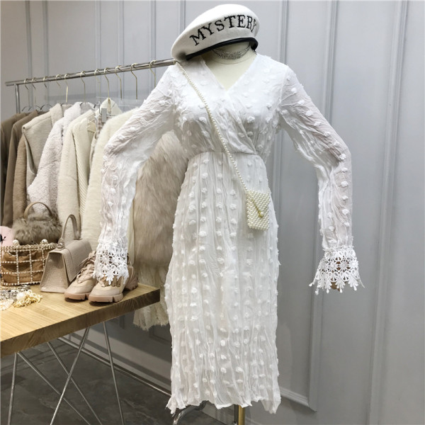 Модерна дамска рокля с V-образно деколте и дантела на ръкавите в черен, розов и бял цвят