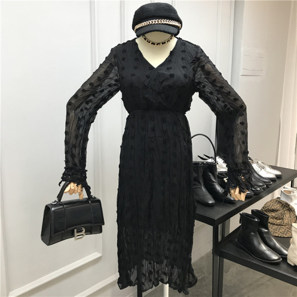 Модерна дамска рокля с V-образно деколте и дантела на ръкавите в черен, розов и бял цвят