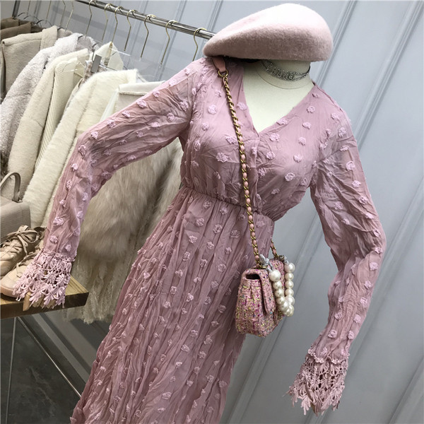 Модерна дамска рокля с V-образно деколте и дантела на ръкавите в черен, розов и бял цвят