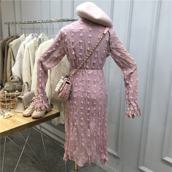 Модерна дамска рокля с V-образно деколте и дантела на ръкавите в черен, розов и бял цвят