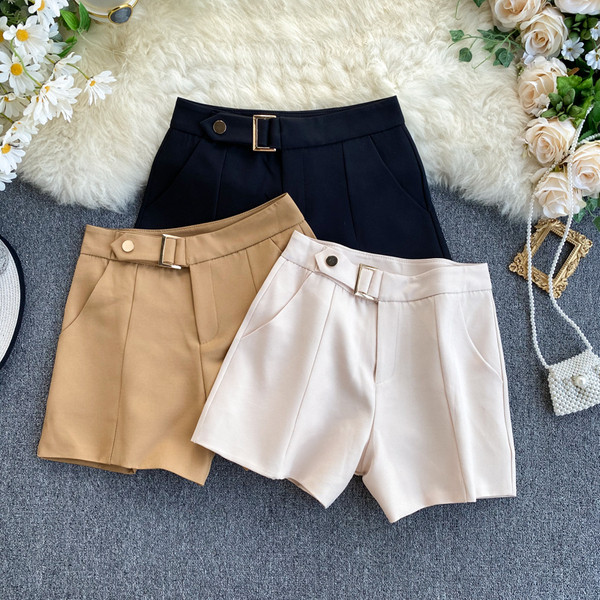 Къси дамски панталони с висока талия и метална декорация в бял,бежов и черен цвят