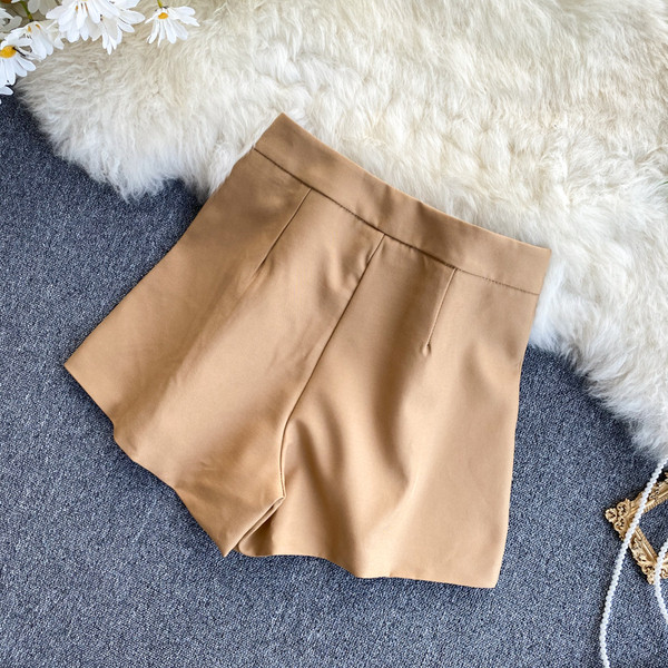 Къси дамски панталони с висока талия и метална декорация в бял,бежов и черен цвят