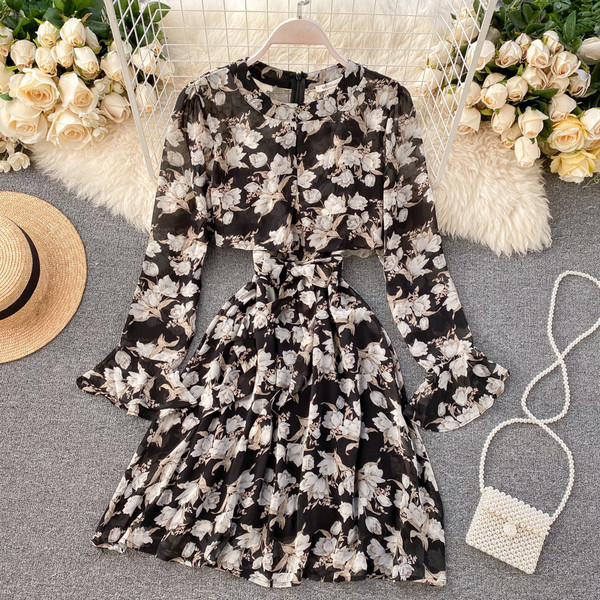 Модерна дамска рокля от шифон с флорален десен и панделка в черен,бежов и бял цвят