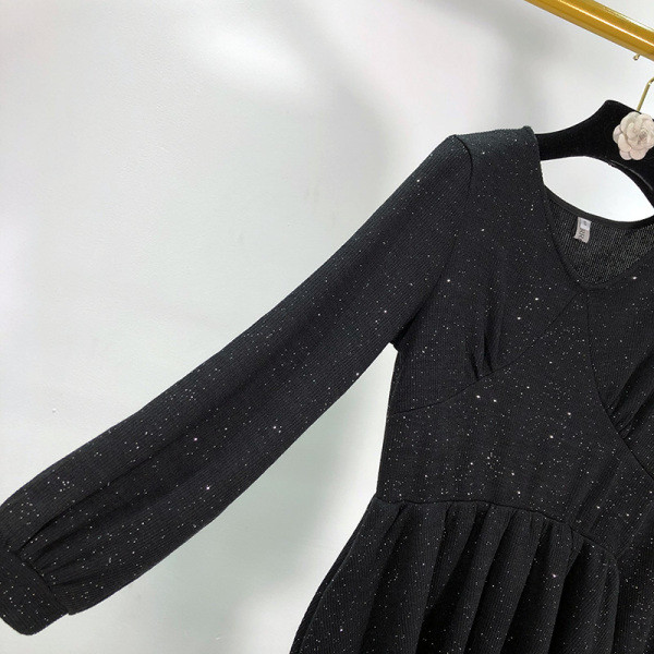 Нов модел пролетна къса рокля разкроен модел с V-образно деколте и висока талия в черен цвят