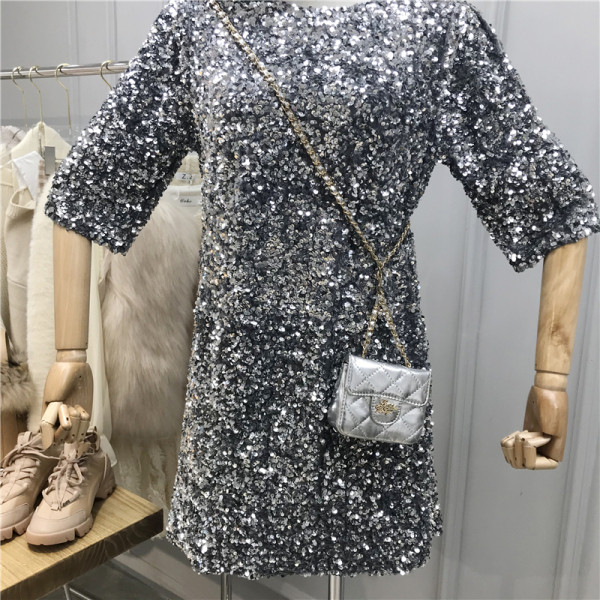 Γυαλιστερό γυναικείο φόρεμα με 3/4 μανίκια και πούλιες σε μαύρο και ασημί χρώμα