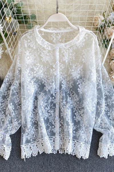 Стилна дантелена блуза с овално деколте и бродерия в бял цвят