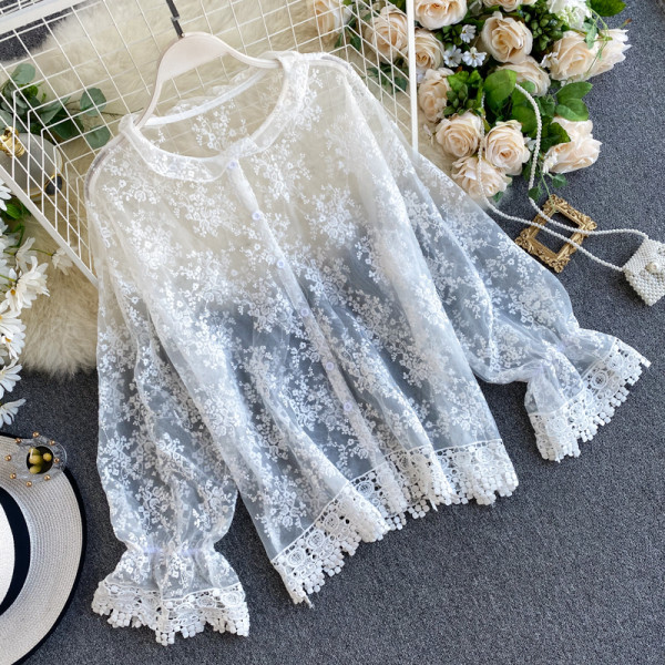 Стилна дантелена блуза с овално деколте и бродерия в бял цвят