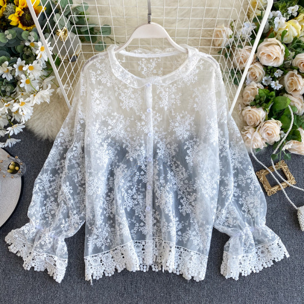 Стилна дантелена блуза с овално деколте и бродерия в бял цвят