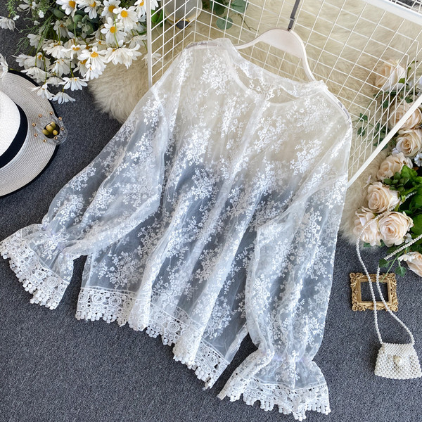 Стилна дантелена блуза с овално деколте и бродерия в бял цвят