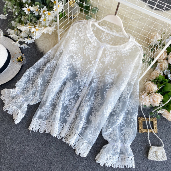 Стилна дантелена блуза с овално деколте и бродерия в бял цвят