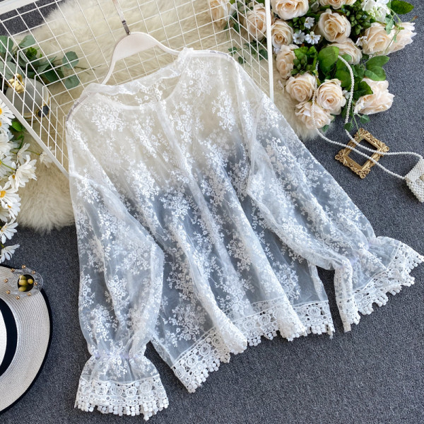 Стилна дантелена блуза с овално деколте и бродерия в бял цвят