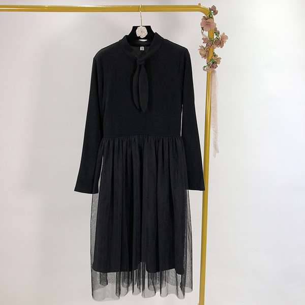 Keskmise pikkusega must tülli ja kõrge vöökohaga naiste kleit