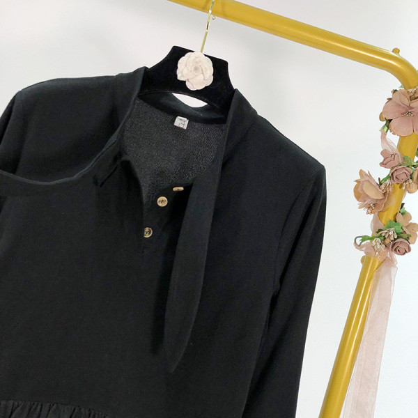 Keskmise pikkusega must tülli ja kõrge vöökohaga naiste kleit