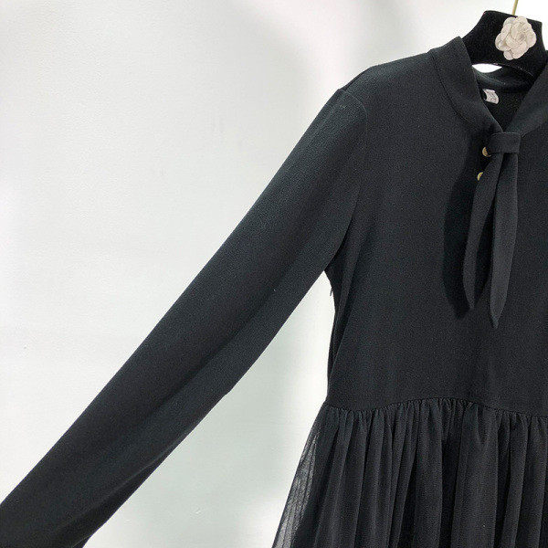 Keskmise pikkusega must tülli ja kõrge vöökohaga naiste kleit