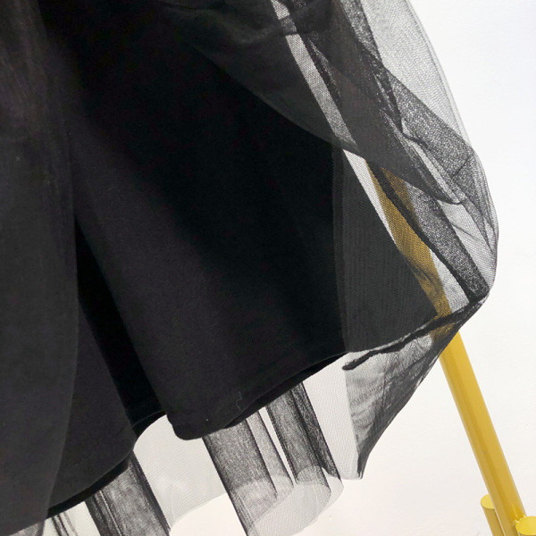 Keskmise pikkusega must tülli ja kõrge vöökohaga naiste kleit