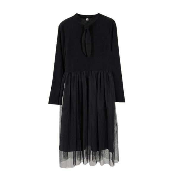 Keskmise pikkusega must tülli ja kõrge vöökohaga naiste kleit