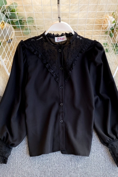 Stiilne valge ja musta värvi pitsi ja nööpidega naiste särk