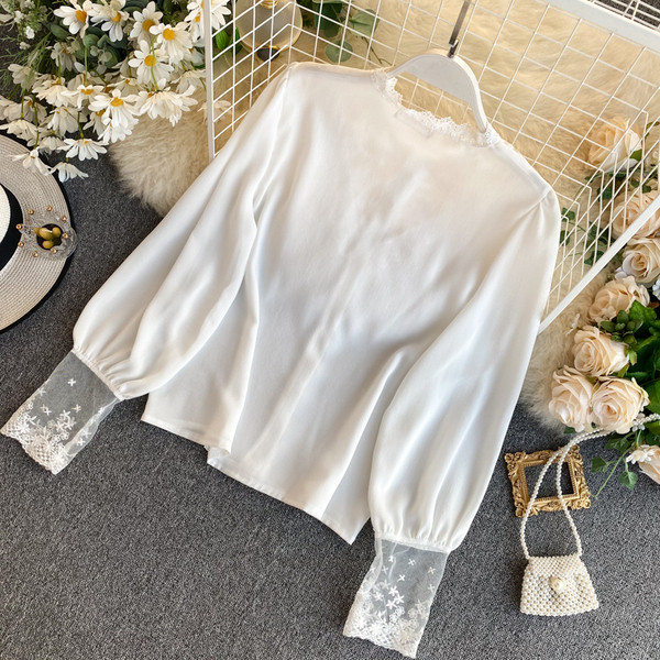 Stiilne valge ja musta värvi pitsi ja nööpidega naiste särk