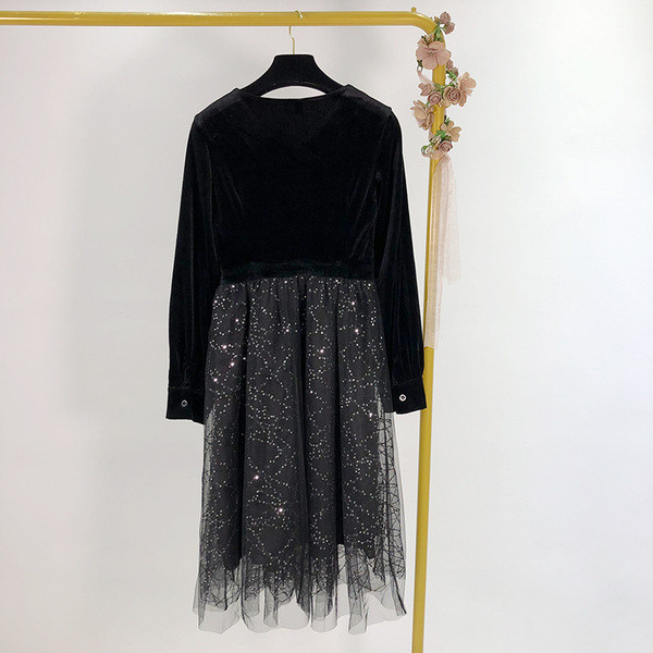 Дамска разкроена рокля от кадифе и тюл в черен цвят с копчета и пайети