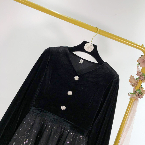 Дамска разкроена рокля от кадифе и тюл в черен цвят с копчета и пайети