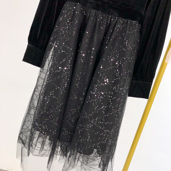 Дамска разкроена рокля от кадифе и тюл в черен цвят с копчета и пайети