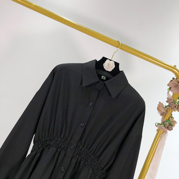 Нов модел пролетна рокля с класическа яка и ластична талия в черен цвят