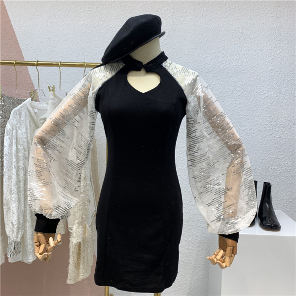 Дамска черна рокля с изрязано сърце и широки, прозрачни ръкави с пайети