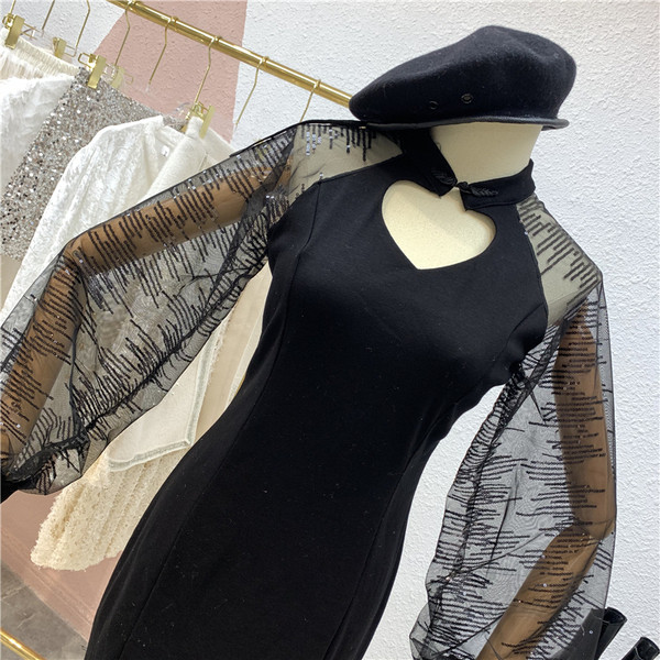 Дамска черна рокля с изрязано сърце и широки, прозрачни ръкави с пайети