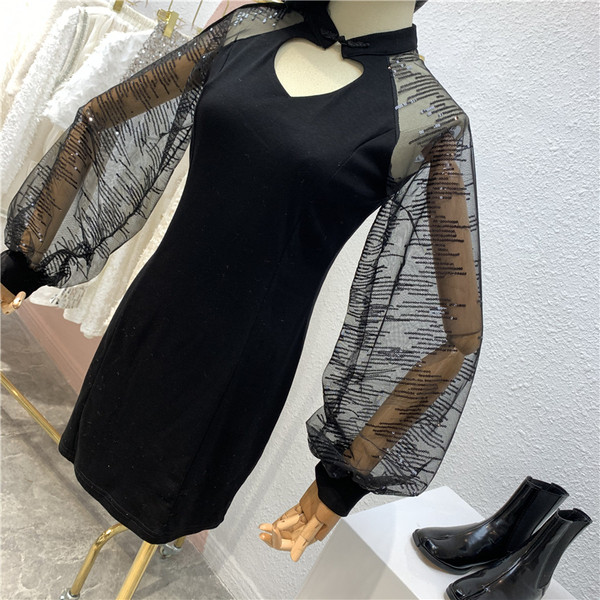 Дамска черна рокля с изрязано сърце и широки, прозрачни ръкави с пайети