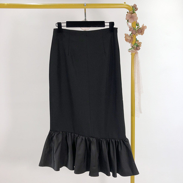 Нов модел дамска пола с къдри и висока талия в черен цвят