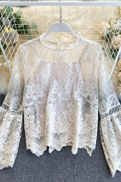 Moodne naiste särk pitsi, lootosevarrukate ja ovaalse kaelusega