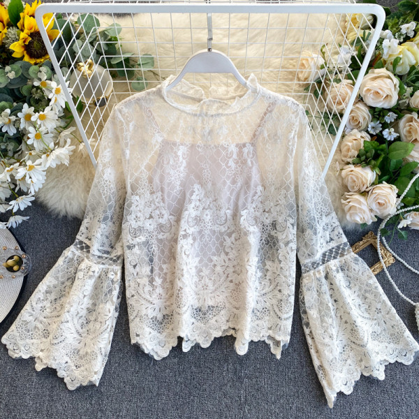 Moodne naiste särk pitsi, lootosevarrukate ja ovaalse kaelusega