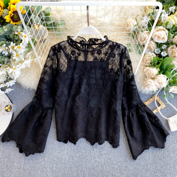 Moodne naiste särk pitsi, lootosevarrukate ja ovaalse kaelusega