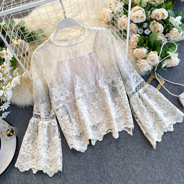 Moodne naiste särk pitsi, lootosevarrukate ja ovaalse kaelusega